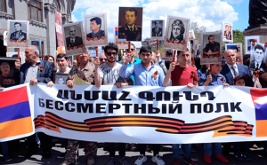 Участники шествия на площади Свободы в Ереване
