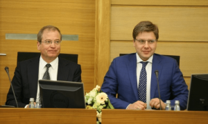 Андрис Америкс и Нил Ушаков во время заседания Рижской думы