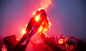 На многотысячном шествии националистов в Варшаве сожгли украинский флаг