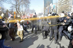Полиция использует слезоточивый глаз во время протестов вызванных увеличением роли религии в школьном образовании. Анкара, 13 февраля 2015. Reuters/Stringer