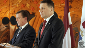 Президент Латвии Раймондс Вейонис и премьер-министр Марис Кучинскис