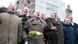 Ветераны СС у памятника Свободы в Риге