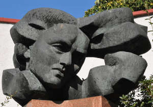 Памятник Саломеи Нерис