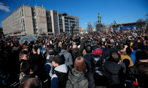 Участники протестной акции в Москве, поводом для которой стало расследование Фонда борьбы с коррупцией о «тайной империи» Дмитрия Медведева