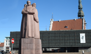 Музей-памятник латышским красным стрелкам у входа в Музей оккупации