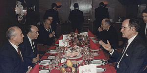 Совместный ужин советской и американской делегаций на борту советского корабля. Мальта, 1989 г.