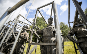 Ратующие за их снос утверждали, что скульптуры являются частью советской пропаганды и оскорбляют людей, боровшихся за освобождение Литвы от советской оккупации
