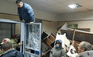 Сторонники Кохановского разгромили здание суда