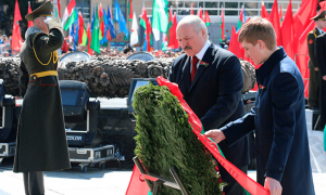 Александр Лукашенко с сыном Николаем возложили венок к монументу Победы