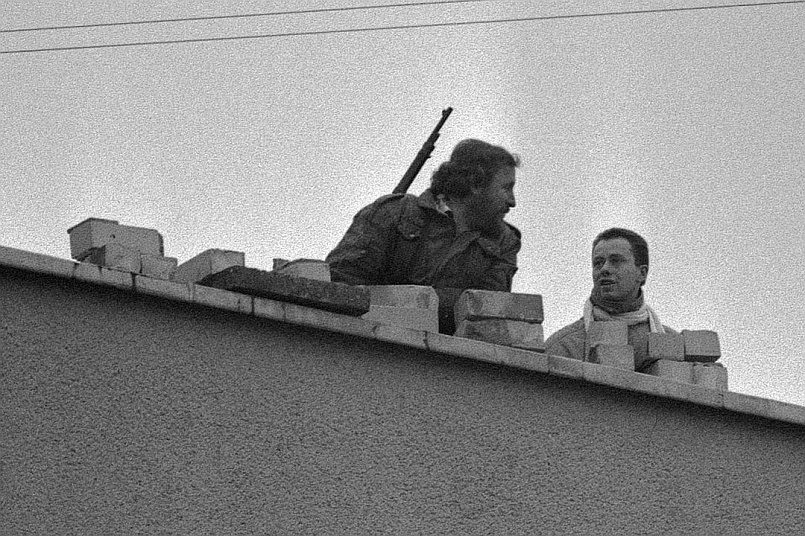 20 января 1991 г. Вооруженные люди на крыше здания Литовского парламента. Фото Бабушкин А./Фотохроника ТАСС