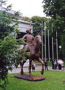 Фото восстановленного памятника в парке Крновалда, 2001 год / Фото: enatar.livejournal.com
