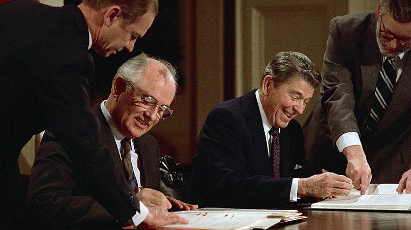 Договор о ликвидации ракет средней и меньшей дальности (ДРСМД) был подписан Михаилом Горбачёвым и Рональдом Рейганом 8 декабря 1987 года / Фото: kommersant.ru