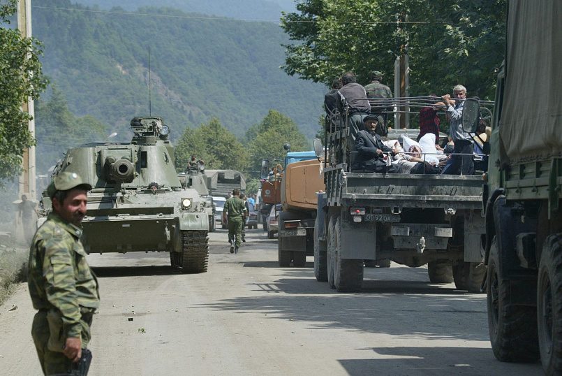 Российские военнослужащие направляются в сторону Цхинвала / Фото: РИА Новости