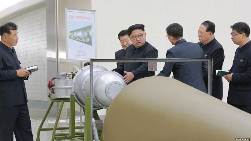 Ким Чен Ын осматривает бомбу / Фото: Reuters