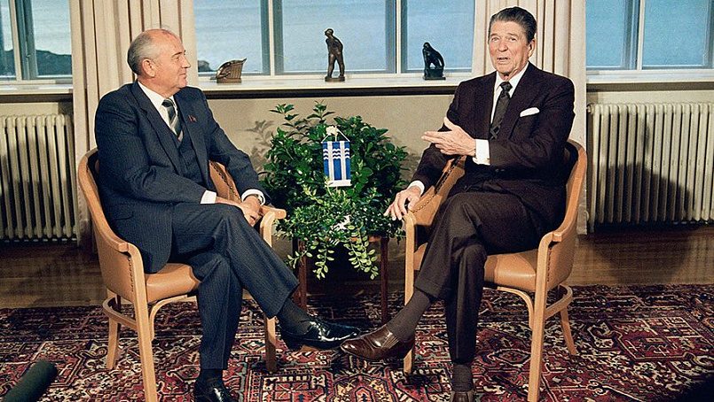 Первая двусторонняя встреча Михаила Горбачева и Рональда Рейгана состоялась в Рейкьявике 11 октября 1986 года / Фото: Scott Stewart/AP