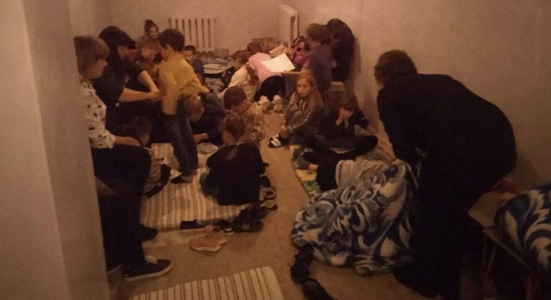 Утро в ДНР. Ясиноватая, школа-интернат, дети сидят в подвале. На верхних этажах разрушения /Фото © ТГ-канал Военкор Медведев 