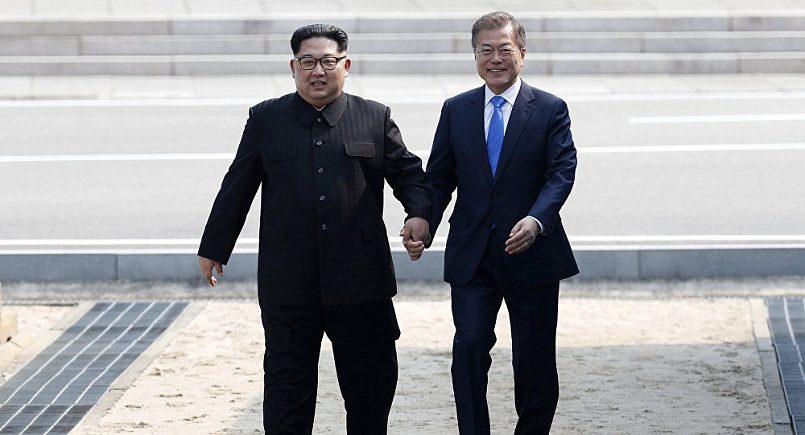 Ким Чен Ын и Мун Чжэ Ин во время встречи в деревне Пханмунджом / Фото: «Газета.ру»