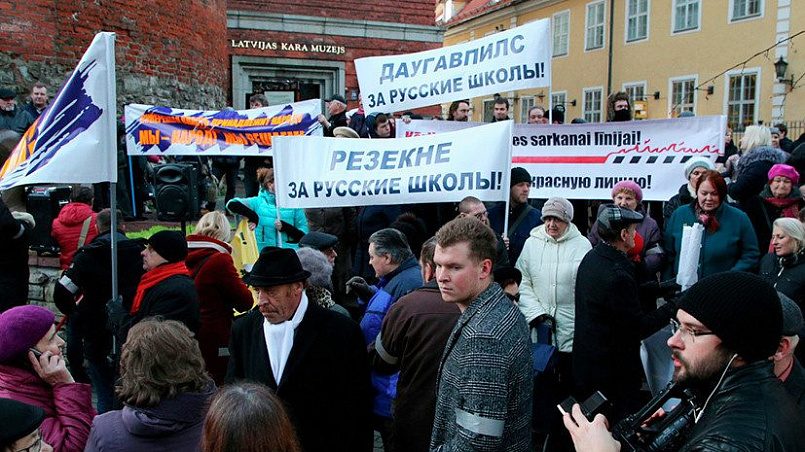 Участники шествия в знак протеста против перевода школ национальных меньшинств на латышский язык. Рига, 16 ноября 2017 года /Фото: РИА Новости