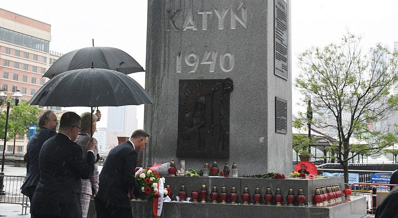 Президент Анджей Дуда возложил венок к памятнику Катыни в Джерси (США) / Фото: static.prsa.pl