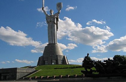 Скульптура «Родина-мать» в Киеве / Фото: pikabu.ru