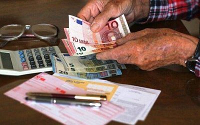 Стало известно, сколько жителей стран Балтии вынуждены ежедневно экономить