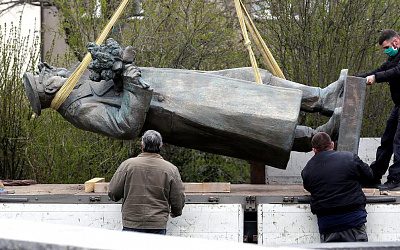 Снос советских памятников в Европе: Чехия подхватила эстафету у Польши?