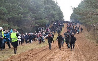 Беженцы прорвали часть заграждений на границе Польши (видео)