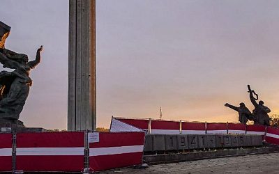 Парк Победы в Риге обнесли забором с флагами Латвии и Украины