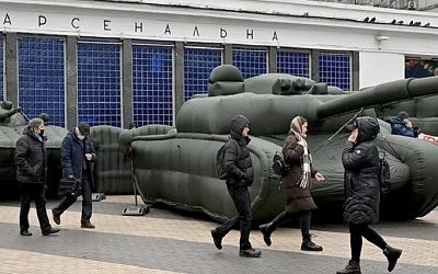 Центр Киева заполонили надувные танки (видео)