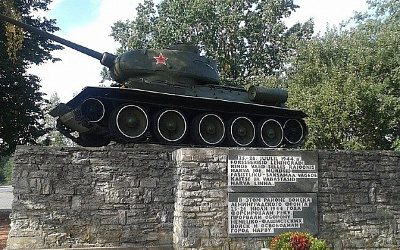 Жители Нарвы встали на защиту советского памятника-танка