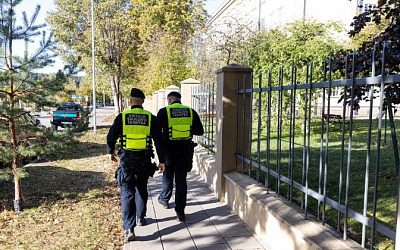 В Клайпеде флаг Литвы обнаружили в мусорном контейнере