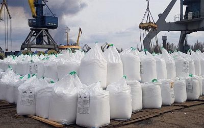 Рига намерена продать заблокированные в Латвии российские удобрения