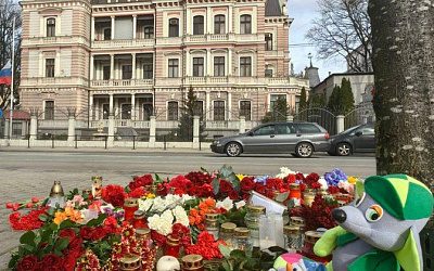 Омбудсмен отреагировала на запрет приносить цветы к посольству РФ в Латвии