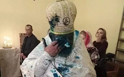 На Украине националисты облили зеленкой священника во время литургии