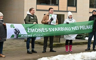 Завод удобрений в Литве пригрозил приостановить трудовые договоры с бастующими рабочими