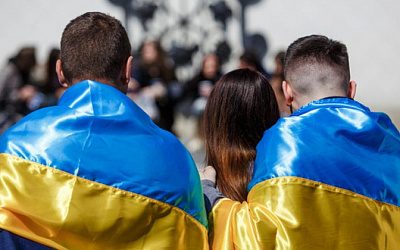 Неизвестный сорвал украинский флаг в Риге