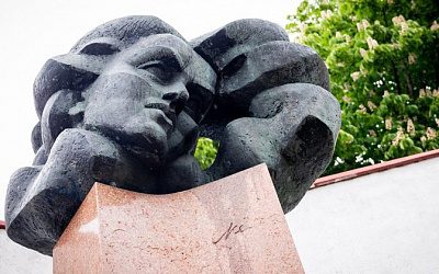 Памятнику советской поэтессе в Вильнюсе позволят простоять до осени