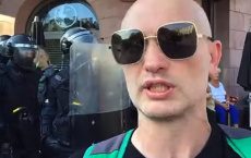 Блогера задержали во время стрима с акции антипрививочников в Вильнюсе (видео)