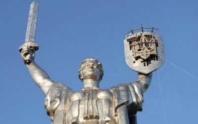 В Киеве установили трезубец на монумент «Родина-мать»