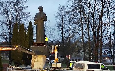 Посольство РФ: священные места памяти уничтожаются «современными варварами» в Латвии
