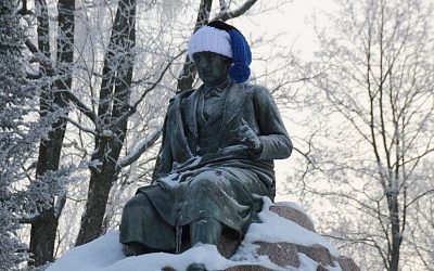 В Эстонии на скульптуры надели шапки и шарфы в цвет флага