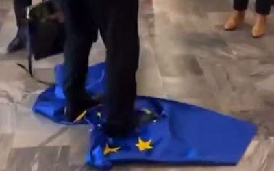 Кандидат в президенты Польши растоптал флаг Евросоюза