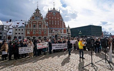 Активисты Русского союза Латвии вышли на митинг в Риге против русофобии