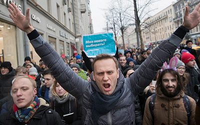 Запад «раскачивает» Россию на протесты за Навального через Прибалтику