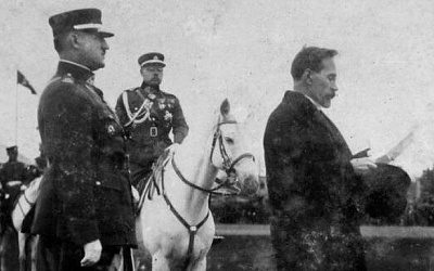 Литовский диктатор Сметона в 1940 г. бежал от Красной Армии вброд через речку с увесистым чемоданом