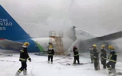 СМИ: в Китае загорелся российский самолет (фото)