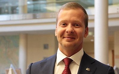 В Латвии депутата, заговорившего по-русски, отпустили под подписку о невыезде