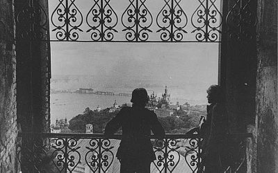 Киев в 1942 г.: немцы вывозят все — музейные ценности, столы, диваны, ковры, пианино, зеркала
