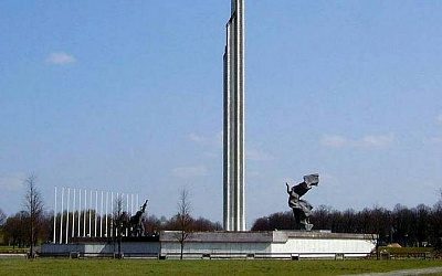 Посольство РФ отправило ноту в МИД Латвии из-за осквернения советского памятника в Риге
