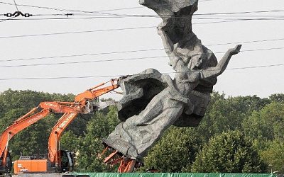 В столице Латвии снесли женскую скульптуру Памятника Освободителям Риги